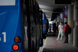 transporte publico terminal covid 19 20210224 1652694543 300x200 - Governo de SC anuncia novas restrições para evitar avanço do coronavírus